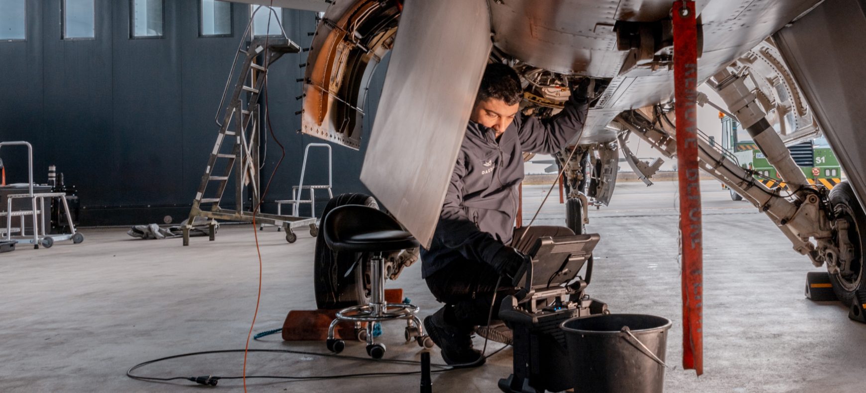 Image of a Daedalus mechanic working on an F16